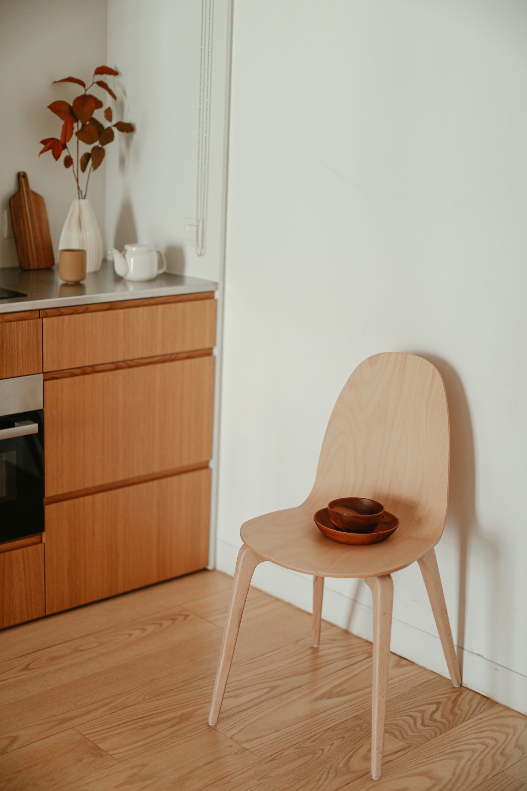 Interior minimalista con madera clara y objetos de cerámica