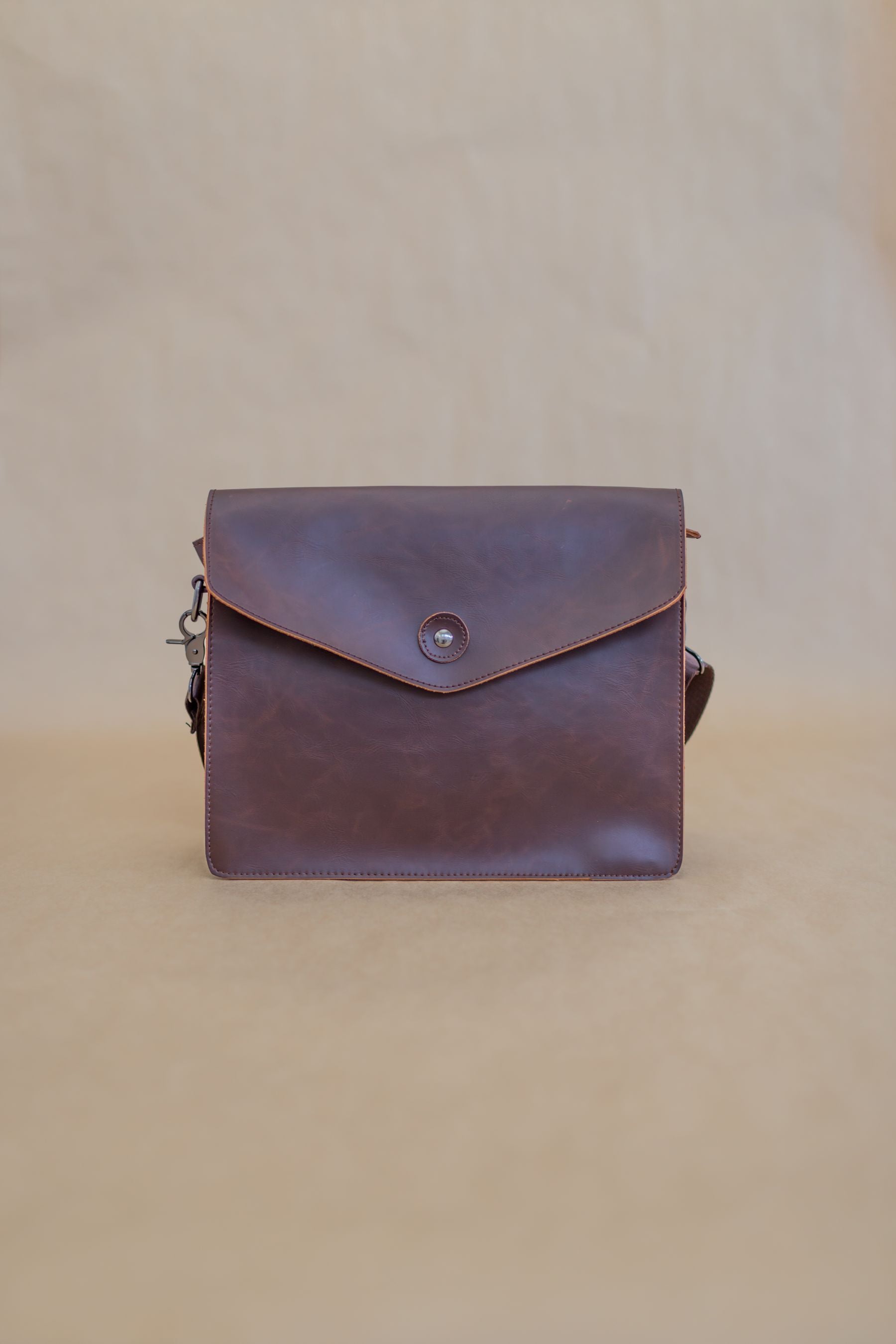 Bolso de cuero en una composición minimalista